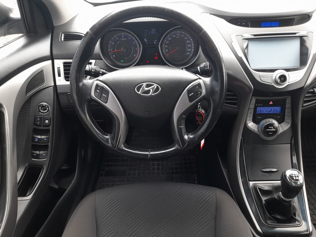 Hyundai Elantra - zdjęcie 15